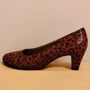 Aerosoles Heelrest Leopard Print Pumps Size 7 1/2 Wide New